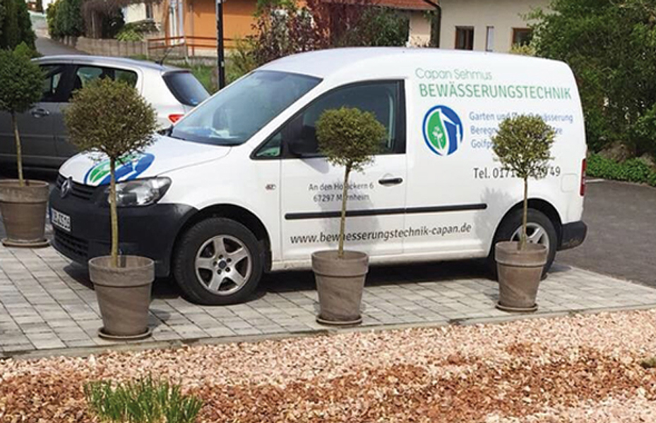 Einsatzfahrzeug von Capan Sehmus Bewässerungstechnik vor einer Kundenanlage