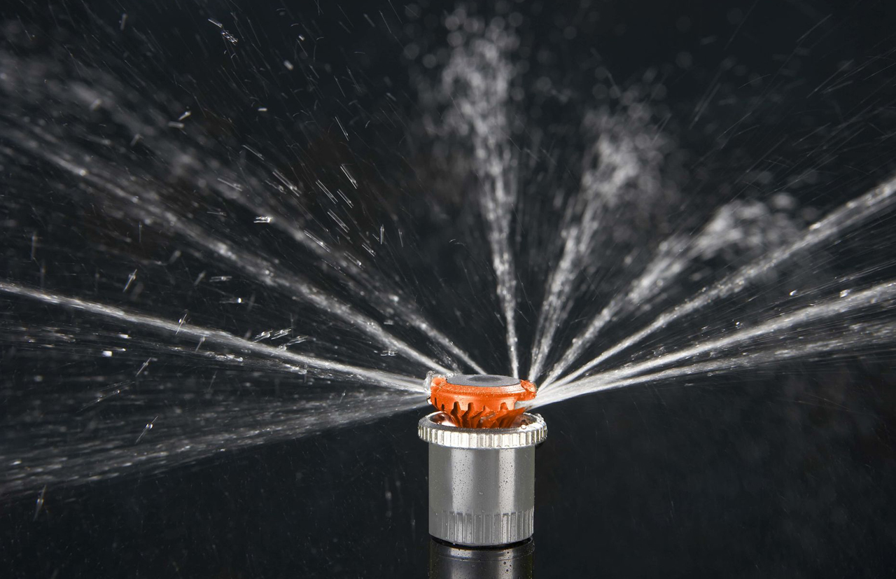 Detailaufnahme eines modernen Regnerkopfs zur Demonstration der zielgenauen Wasserverteilung