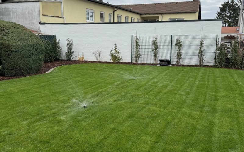 Automatische Bewässerungsanlage für Rasen- und Beetflächen in einem Hausgarten in Mannheim