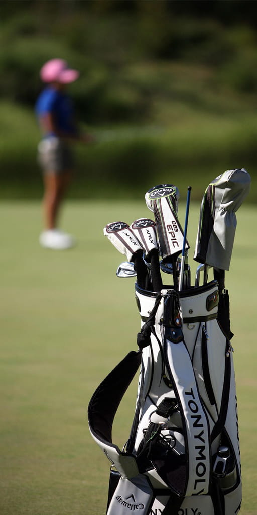 Aktiver Spielbetrieb auf einer durch moderne Golfplatzbewässerung gepflegten Anlage mit Fokus auf homogene Bodenfeuchte