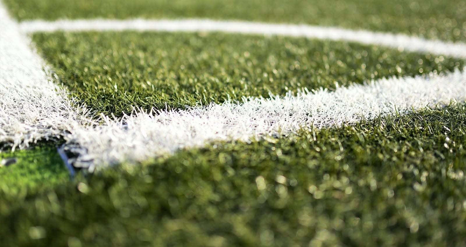 Hochleistungsbewässerung für moderne Sportanlagen – gleichmäßig bewässerter Profi-Sportplatz mit leistungsfähigem Rasensystem