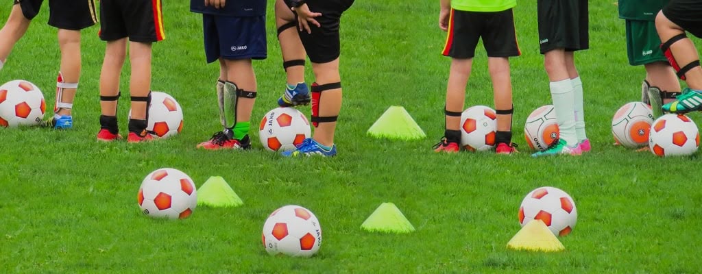 Automatisierte Bewässerung eines Sportplatzes durch leistungsstarke Regner für eine gleichmäßige Wasserverteilung und optimale Rasenpflege.