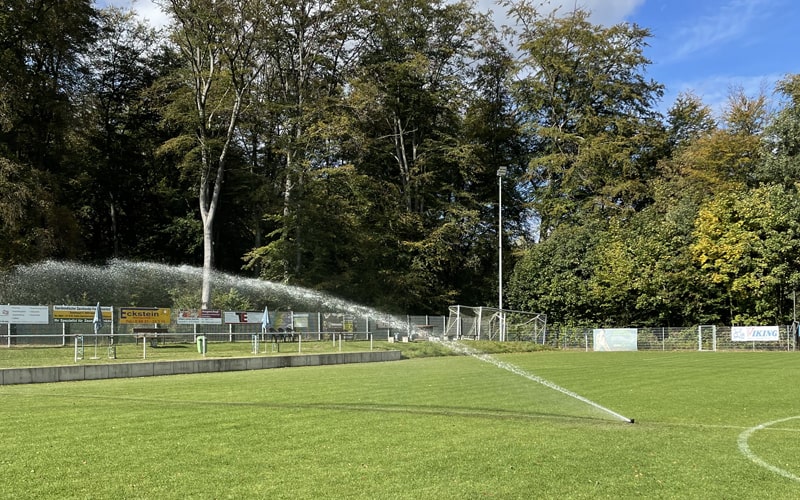 Sportplatz mit installierter Bewässerungsanlage und Druckerhöhungspumpe in Neunkirchen