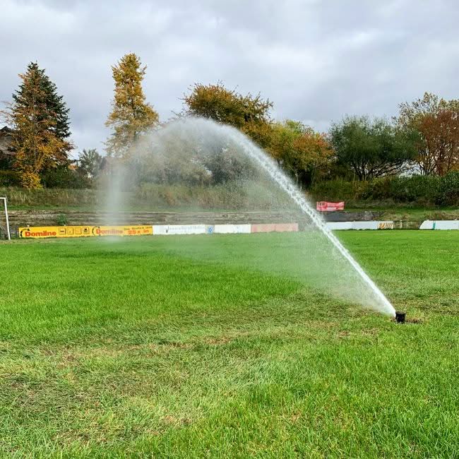 Eine Sportplatzberegnung die den Fussballplatz in Baden-Württemberg beregnet