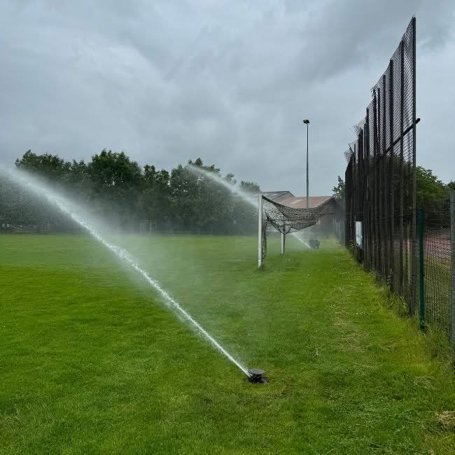 sportplatzberegnung-mainz Eine Sportplatzberegnung die den Fussballplatz in Mainz beregnet