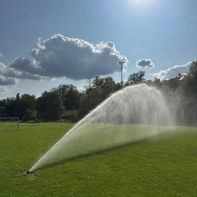 Eine Sportplatzberegnung die den Fussballplatz in Stuttgart beregnet